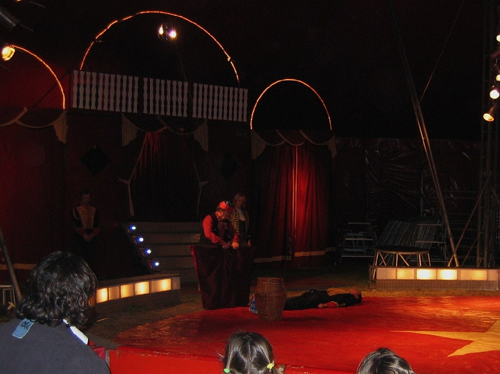 cirkus_alex_20080317_016.jpg - Luis on stage w/ the Clown