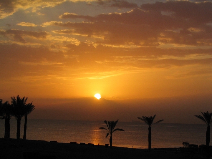 kuwait_024.JPG - Sunrise over the gulf