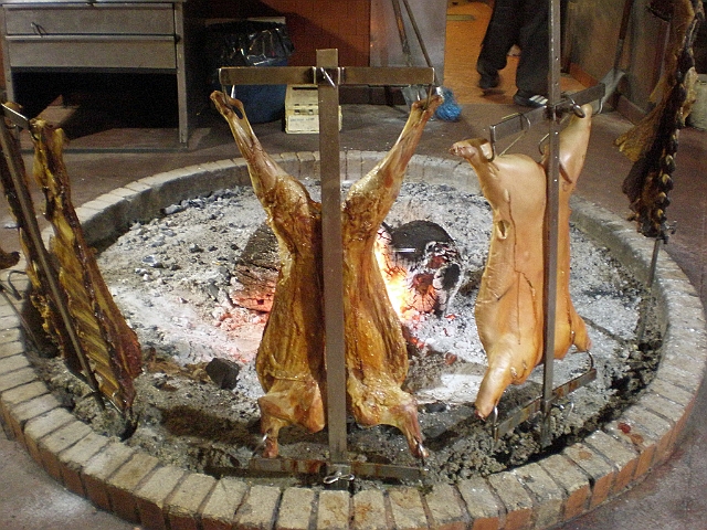 centro_050.jpg - Mmmmmmm, meat.