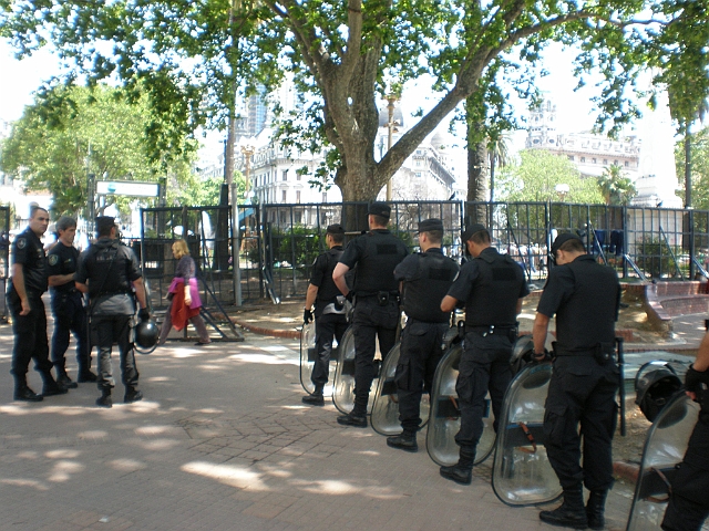 plaza_de_mayo_024.jpg - Plaza de Mayo riot police